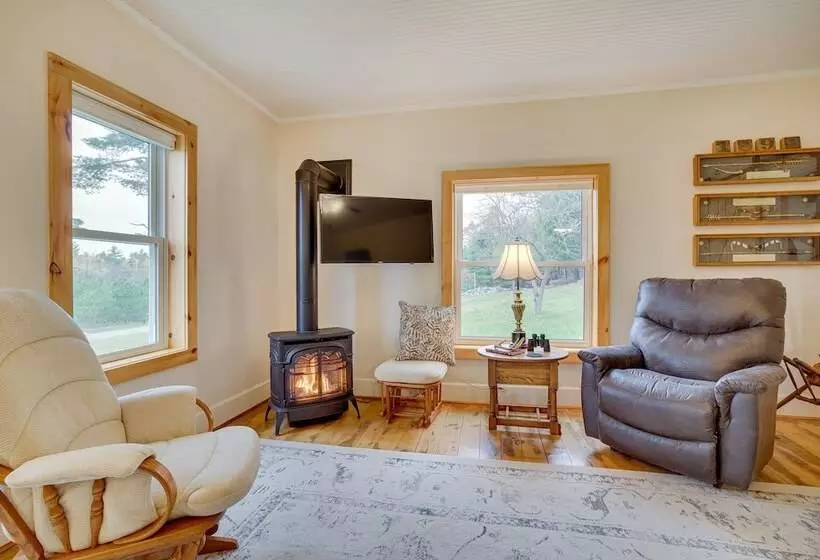 Lovely Rural Hixton Farmhouse W/ Porch & Fire Pit!
