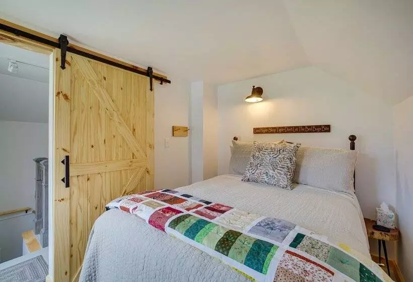 Lovely Rural Hixton Farmhouse W/ Porch & Fire Pit!