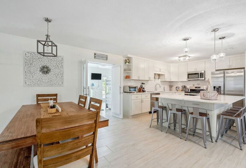 Bikes, Yard & Fire Pit At Upscale Lecanto Home!