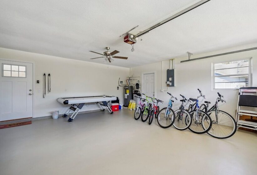 Bikes, Yard & Fire Pit At Upscale Lecanto Home!