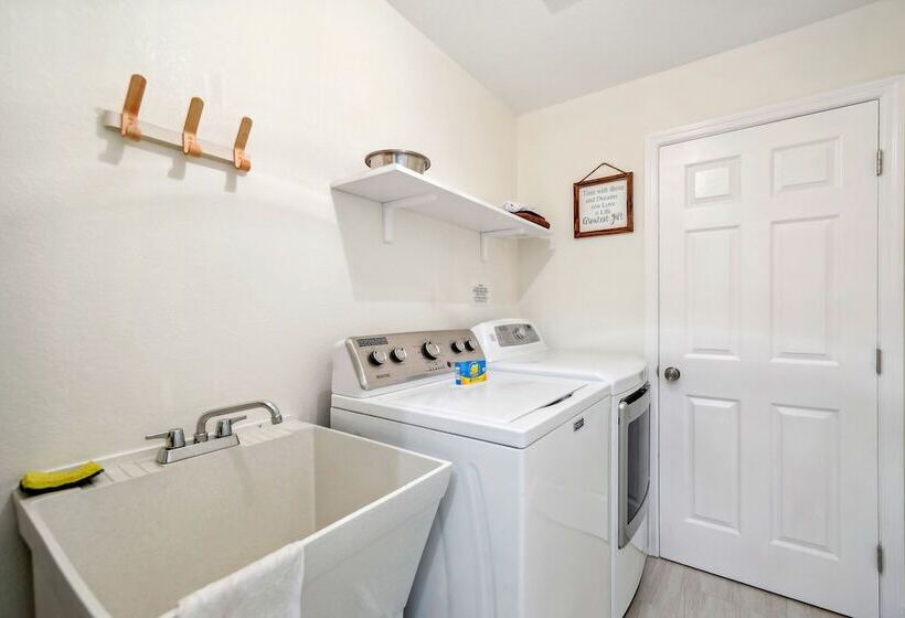 Bikes, Yard & Fire Pit At Upscale Lecanto Home!