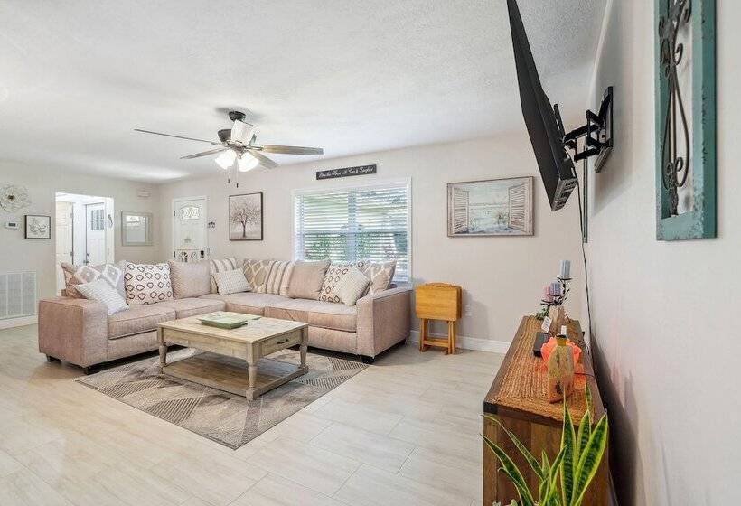 Bikes, Yard & Fire Pit At Upscale Lecanto Home!