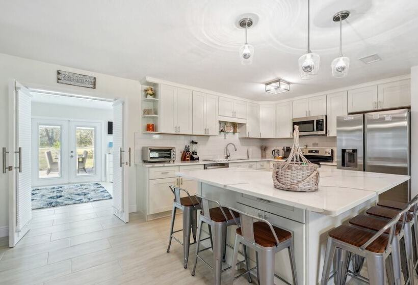 Bikes, Yard & Fire Pit At Upscale Lecanto Home!