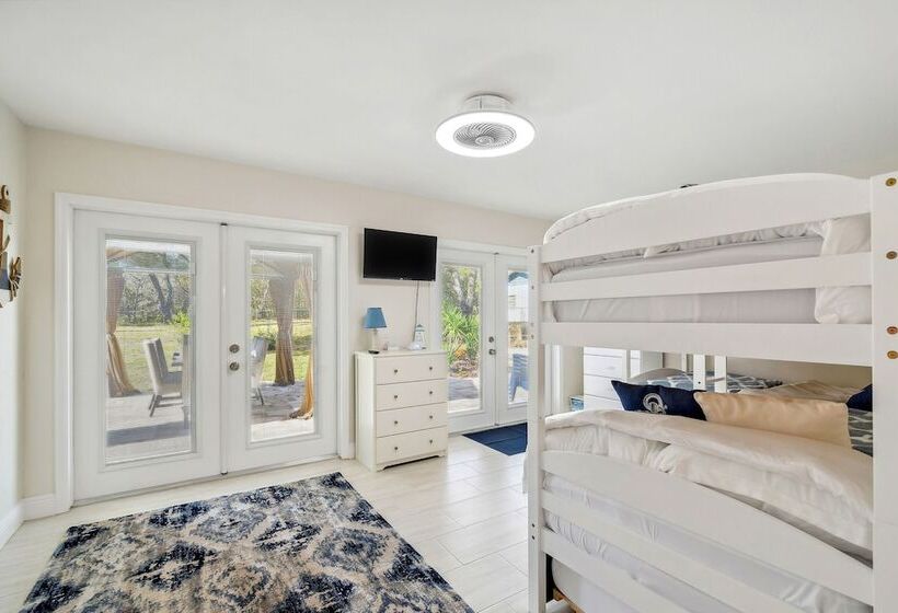 Bikes, Yard & Fire Pit At Upscale Lecanto Home!