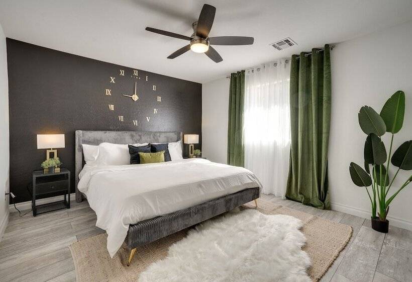 Luxury Goodyear Home W/ Private Pool + Pickleball!