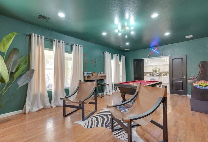 Luxury Goodyear Home W/ Private Pool + Pickleball!