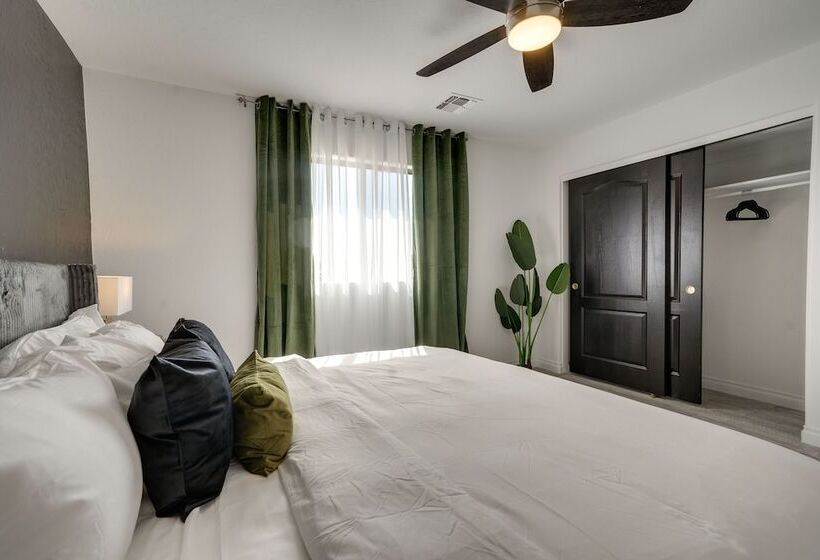 Luxury Goodyear Home W/ Private Pool + Pickleball!