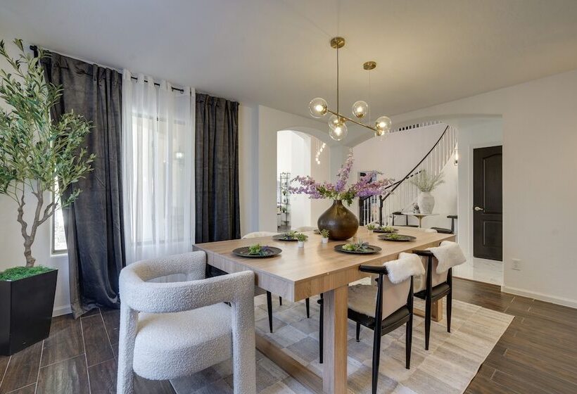 Luxury Goodyear Home W/ Private Pool + Pickleball!