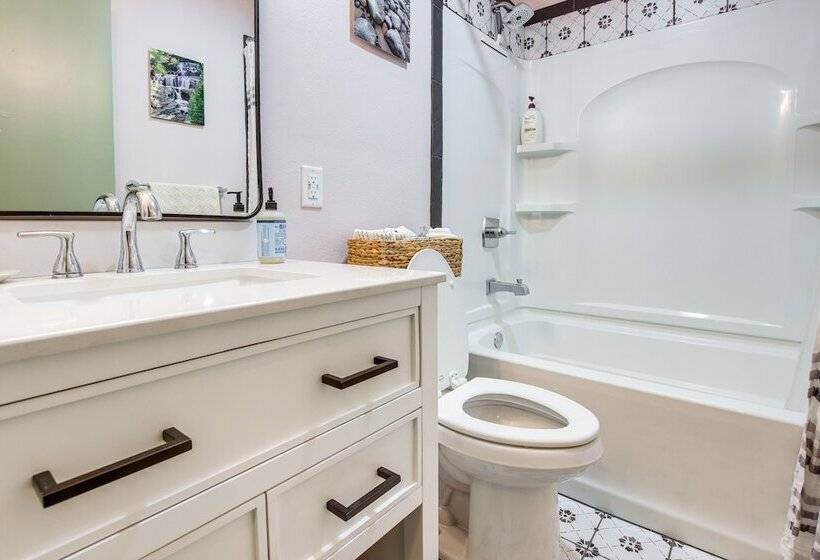 Pet Friendly Hiawatha Retreat W/ Private Yard!