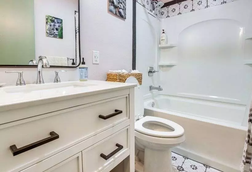 Pet Friendly Hiawatha Retreat W/ Private Yard!