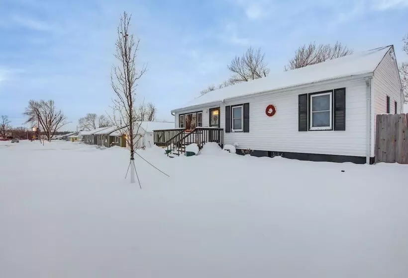 Pet Friendly Hiawatha Retreat W/ Private Yard!