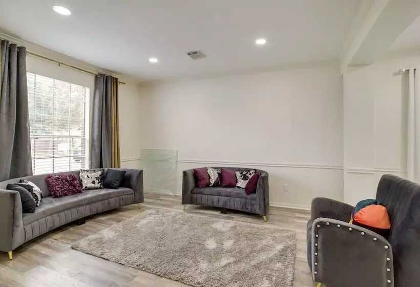 Spacious Houston Home W/ Patio, Grill & Fireplace!