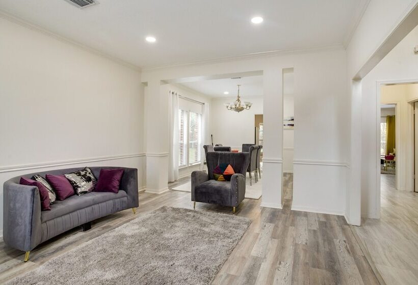 Spacious Houston Home W/ Patio, Grill & Fireplace!