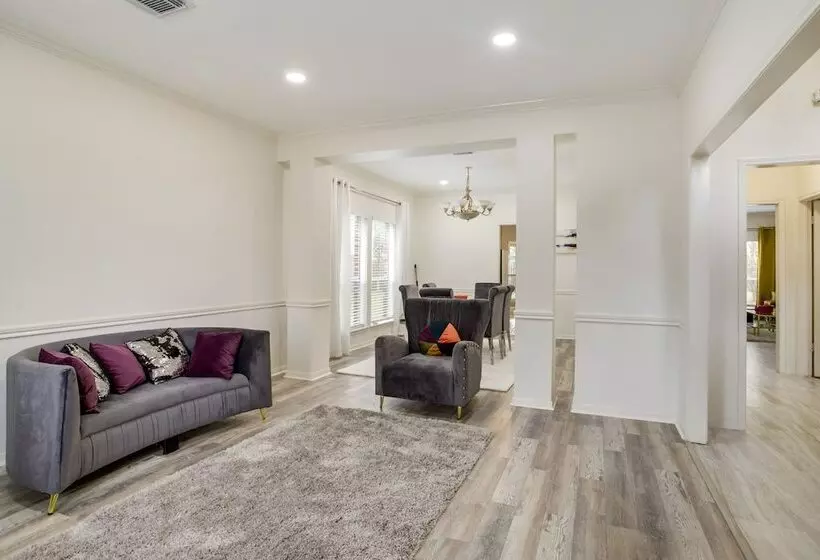 Spacious Houston Home W/ Patio, Grill & Fireplace!