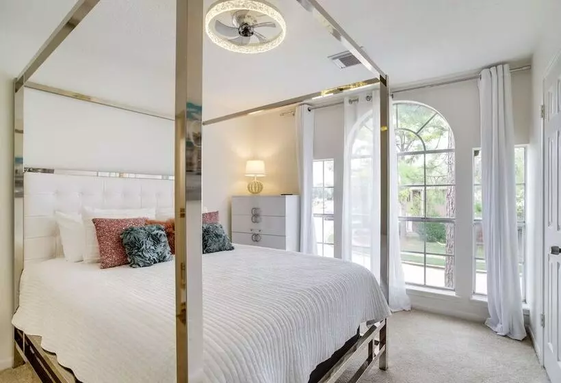 Spacious Houston Home W/ Patio, Grill & Fireplace!