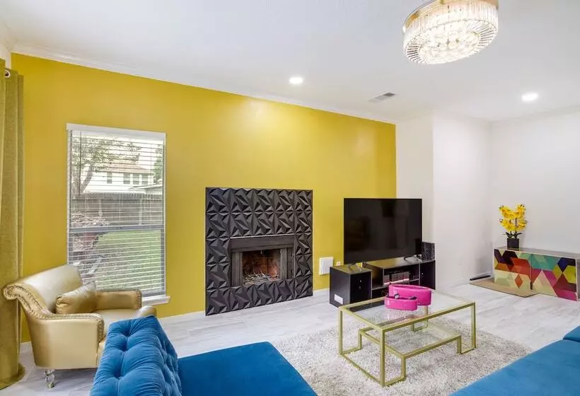 Spacious Houston Home W/ Patio, Grill & Fireplace!