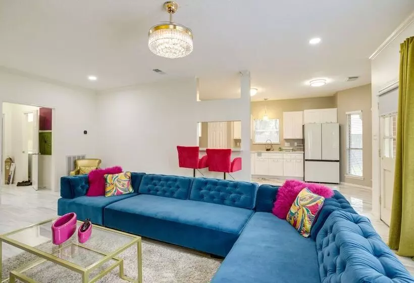 Spacious Houston Home W/ Patio, Grill & Fireplace!