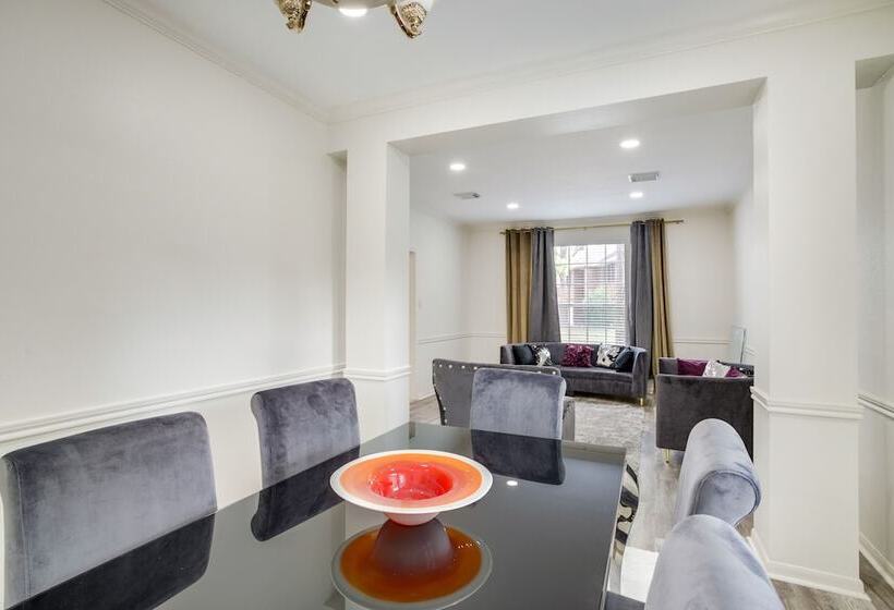 Spacious Houston Home W/ Patio, Grill & Fireplace!