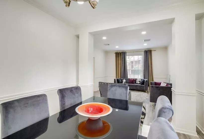 Spacious Houston Home W/ Patio, Grill & Fireplace!