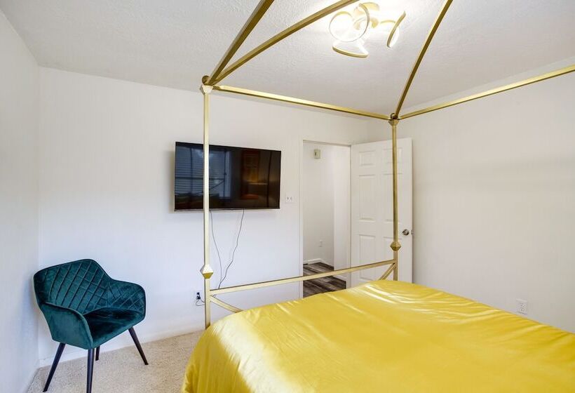 Spacious Houston Home W/ Patio, Grill & Fireplace!