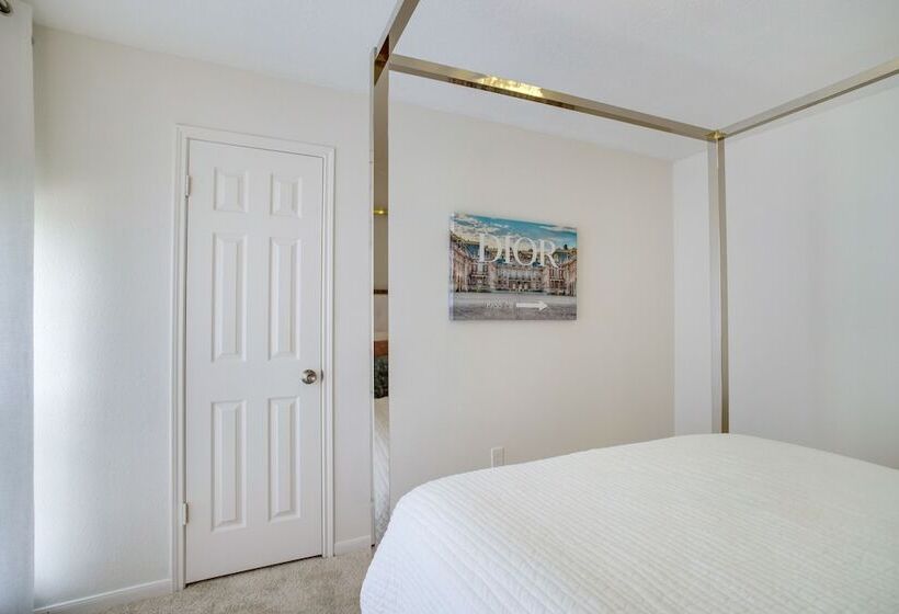 Spacious Houston Home W/ Patio, Grill & Fireplace!