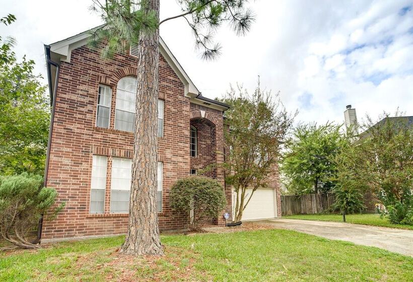 Spacious Houston Home W/ Patio, Grill & Fireplace!