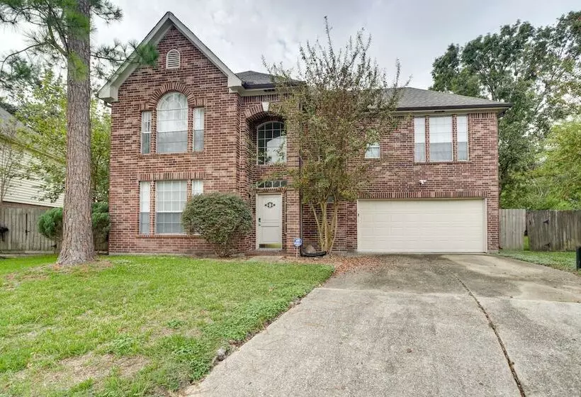 Spacious Houston Home W/ Patio, Grill & Fireplace!