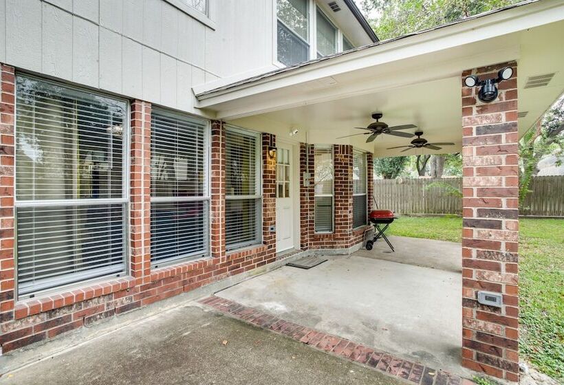 Spacious Houston Home W/ Patio, Grill & Fireplace!