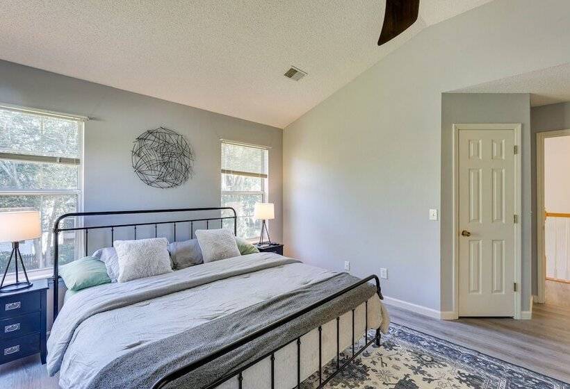 North Charleston Home Near Shopping & Dining!