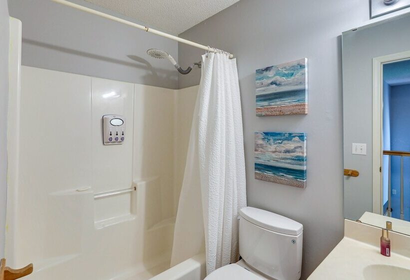 North Charleston Home Near Shopping & Dining!