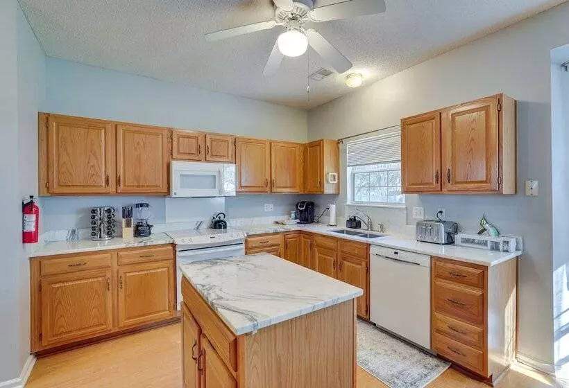 North Charleston Home Near Shopping & Dining!