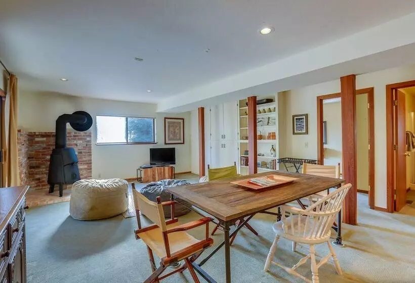 Spacious Tahoe Vista Cabin: Hot Tub, Walk To Beach