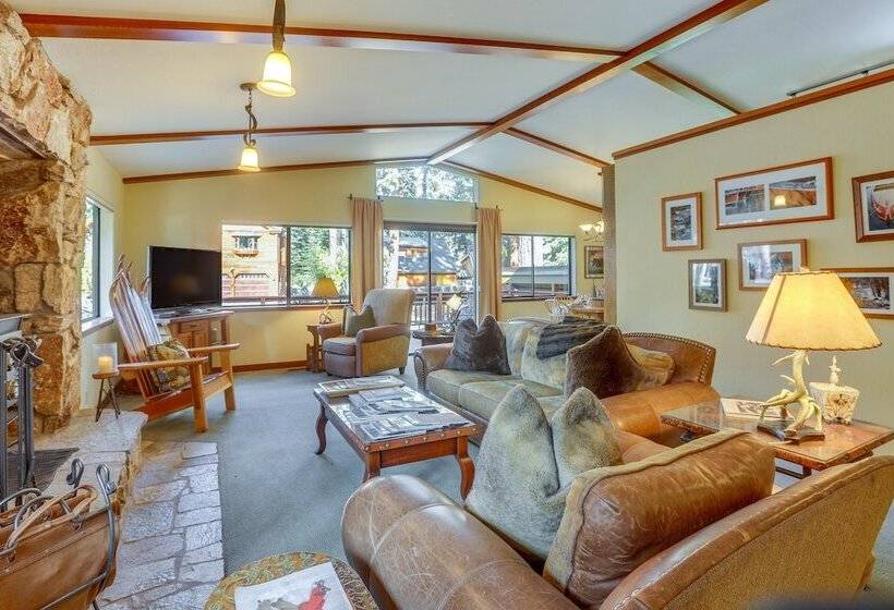 Spacious Tahoe Vista Cabin: Hot Tub, Walk To Beach