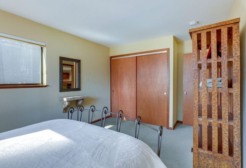 Spacious Tahoe Vista Cabin: Hot Tub, Walk To Beach