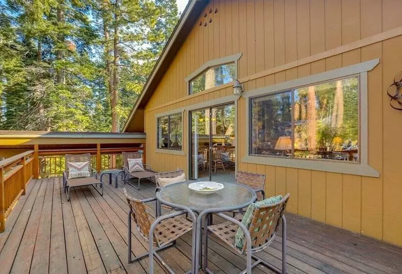 Spacious Tahoe Vista Cabin: Hot Tub, Walk To Beach