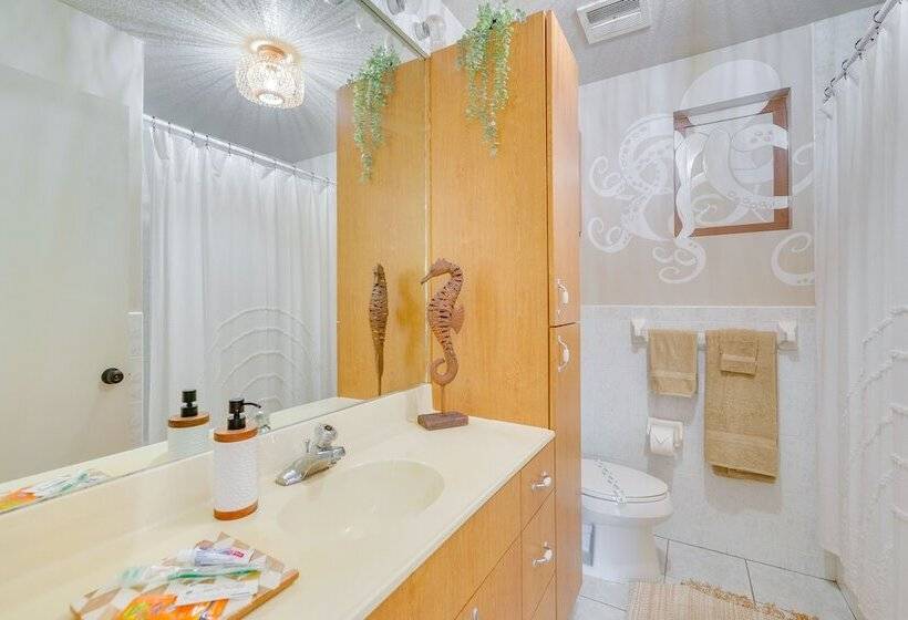 Spring Hill Home On Canal: Boat Dock & Pool Table!