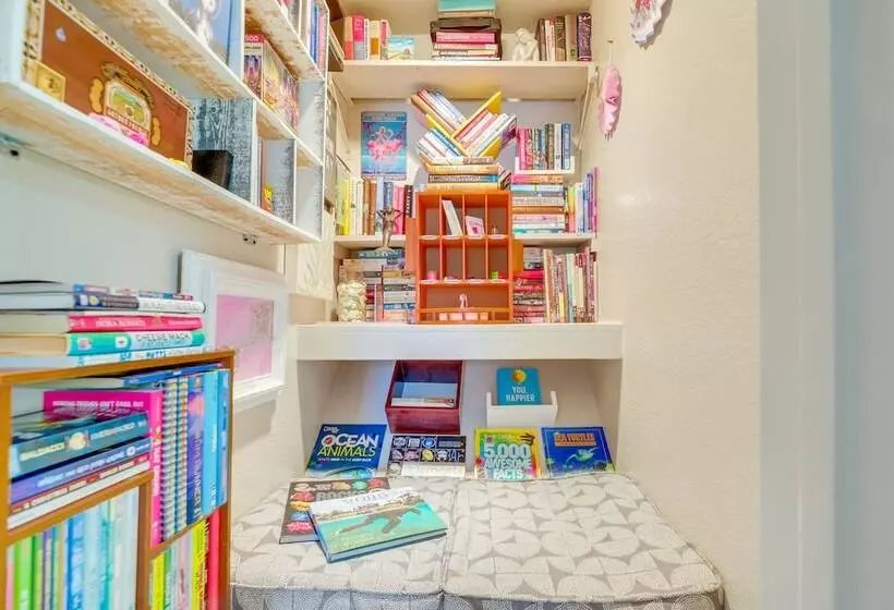 Spring Hill Home On Canal: Boat Dock & Pool Table!