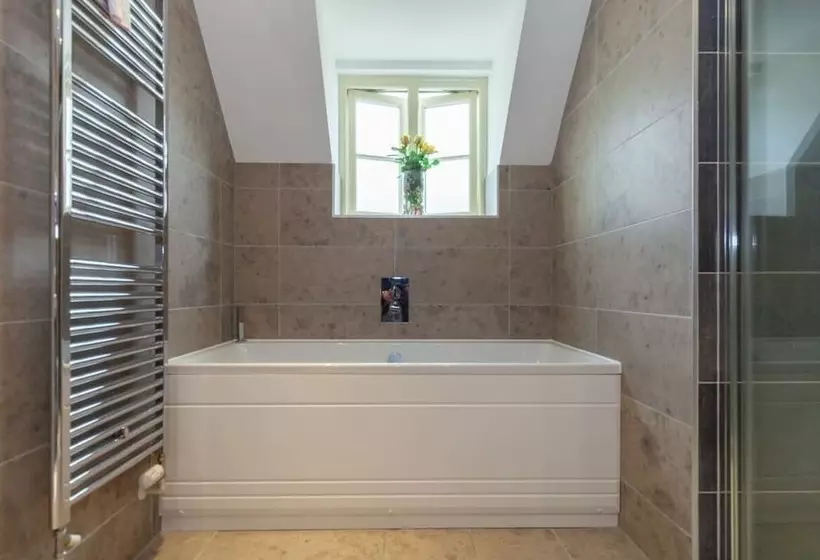The Woodstock Hideaway   Breathtaking 4bdr House