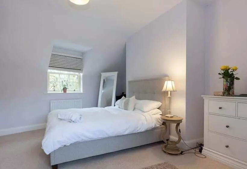 The Woodstock Hideaway   Breathtaking 4bdr House