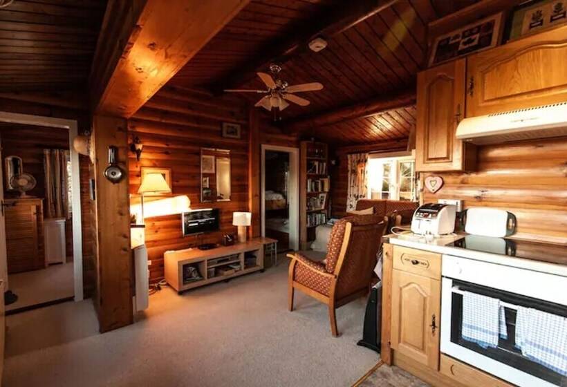 Two Bed Log Cabin In The Mountains