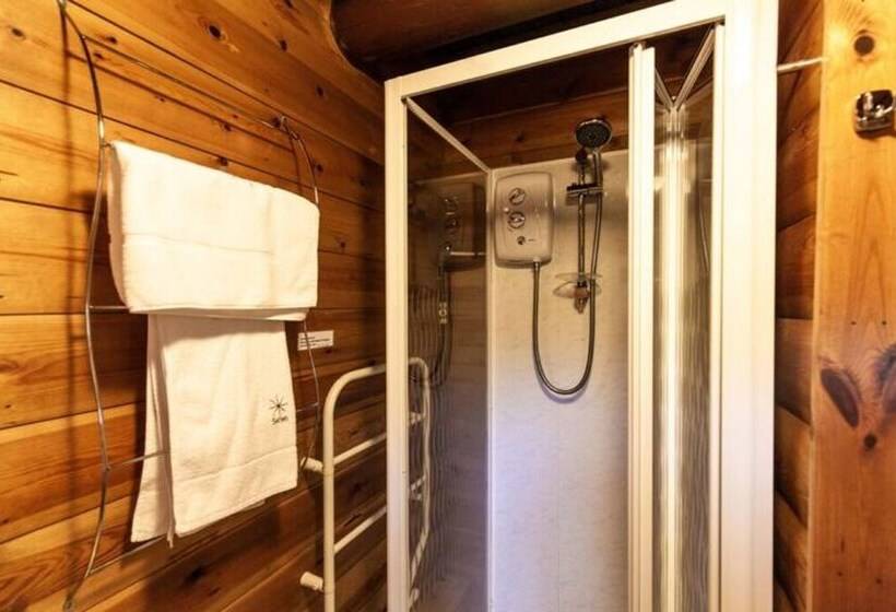 Two Bed Log Cabin In The Mountains