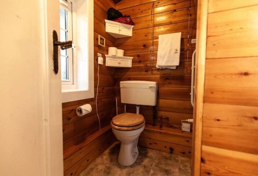 Two Bed Log Cabin In The Mountains