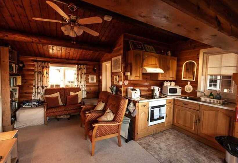 Two Bed Log Cabin In The Mountains