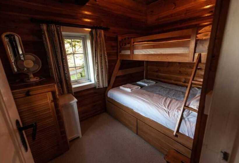 Two Bed Log Cabin In The Mountains