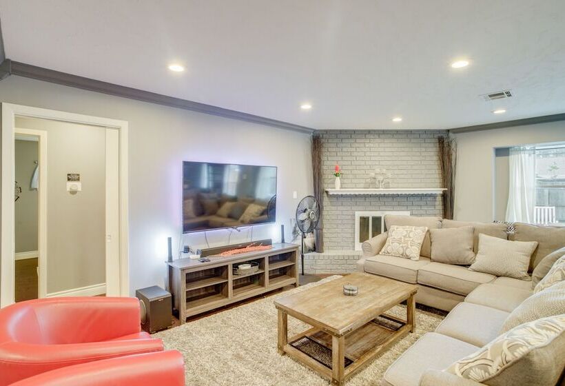 Houston Home W/ Patio ~ 14 Mi To Downtown!