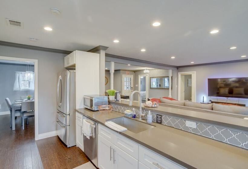 Houston Home W/ Patio ~ 14 Mi To Downtown!