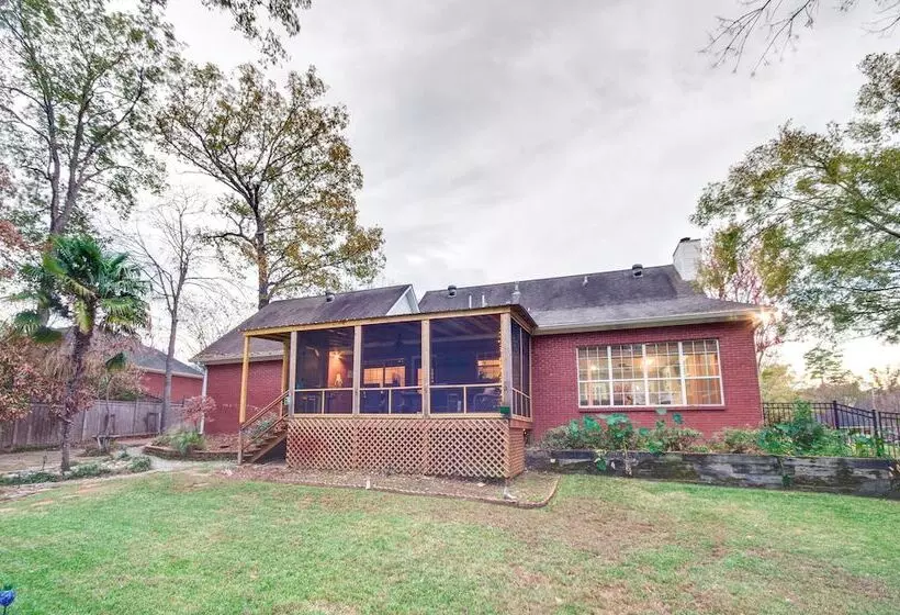 Welcoming Brandon Home W/ Pool & Screened In Deck