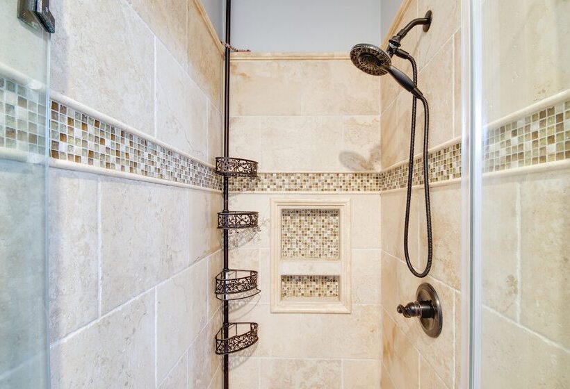 Welcoming Brandon Home W/ Pool & Screened In Deck