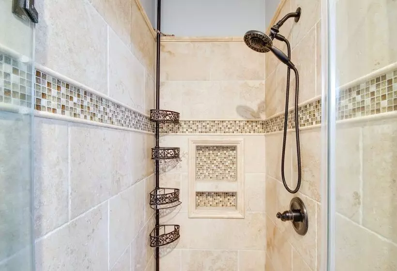 Welcoming Brandon Home W/ Pool & Screened In Deck