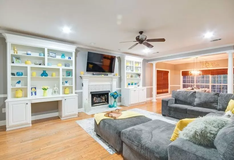 Welcoming Brandon Home W/ Pool & Screened In Deck